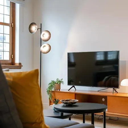 Daire Huswell - Modern On Location In